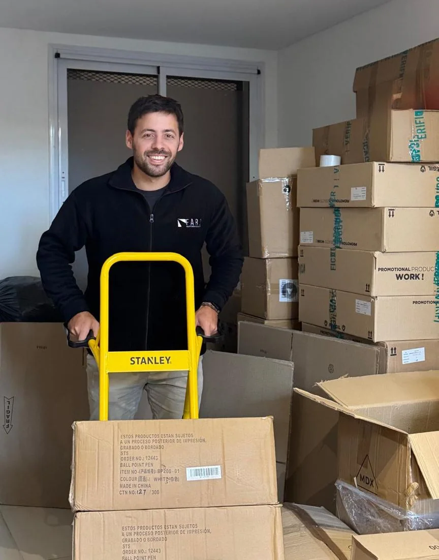 Integrante del equipo de Faro preparando pedidos en el depósito